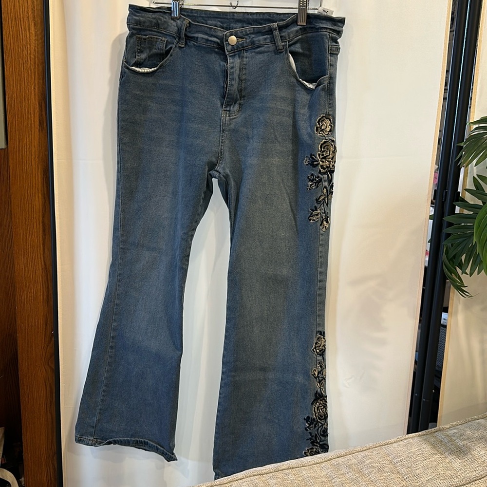 Size 14 wide leg women’s embroidered jean